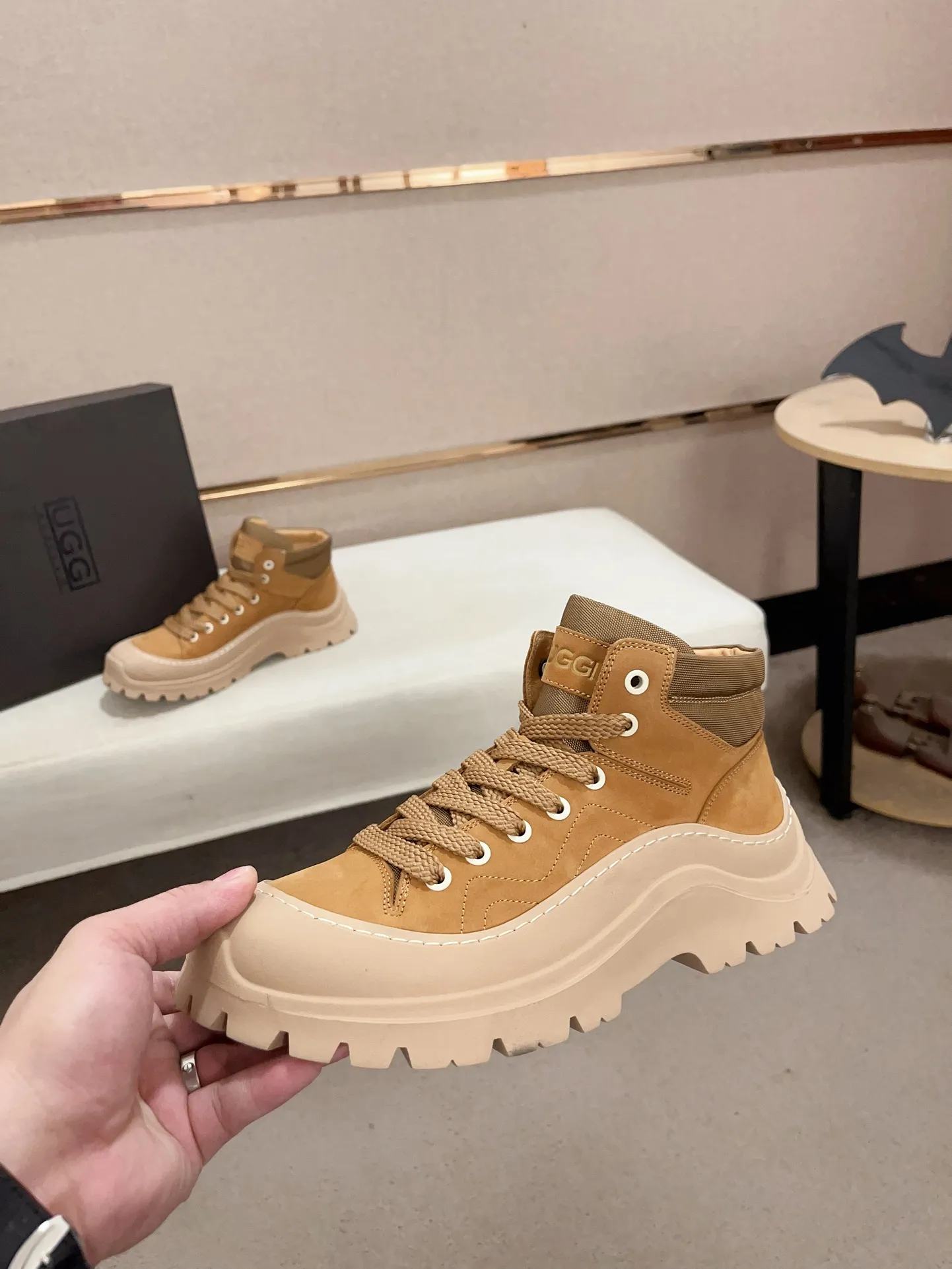Factory Price: 390 Men's Men's Shoes 💰North American Men's Shoes Ugg ☃️In the special sale of new high-quality men's shoes and snow boots in autumn and winter, the nemesis of extreme cold weather! Made of cowhide leather, merino wool lining, and original outsole, whether driving, outdoor or daily wear, there is always one that suits you! Code number 39-44